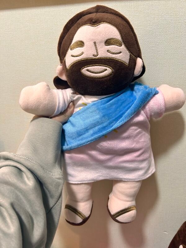 Peluche Jesús respira con detalle