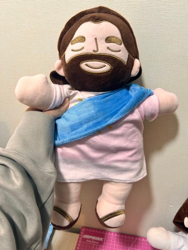Peluche Jesús respira con detalle